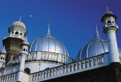 المئات من مسلمي إيطاليا يحتجون ضد إغلاق مساجدهم