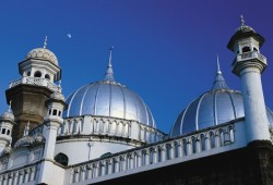 المئات من مسلمي إيطاليا يحتجون ضد إغلاق مساجدهم