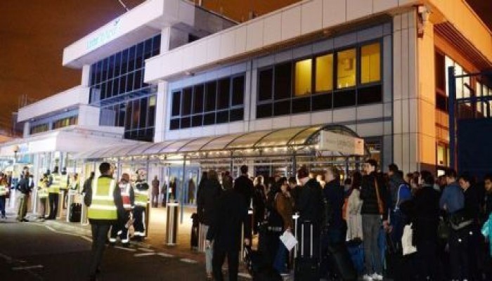 مشاكل في التنفس تدفع السلطات لإخلاء مطار لندن.. والإعلان عن إصابة 26 شخصاً