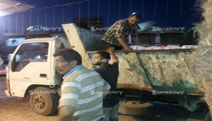 في دولة الانقلاب .. سيارات القمامة توزع السكر على المواطنين