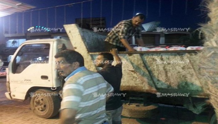 في دولة الانقلاب .. سيارات القمامة توزع السكر على المواطنين