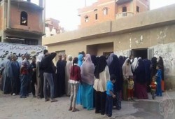 الطوابير والزحام.. مشهد يومي بالبحيرة للحصول على "كيلو سكر"