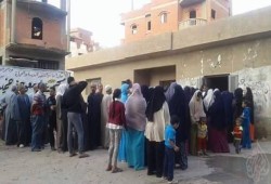 الطوابير والزحام.. مشهد يومي بالبحيرة للحصول على "كيلو سكر"