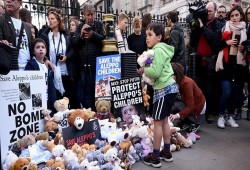 مظاهرة بلندن تنديدًا باعتداءات النظام السوري وروسيا على حلب