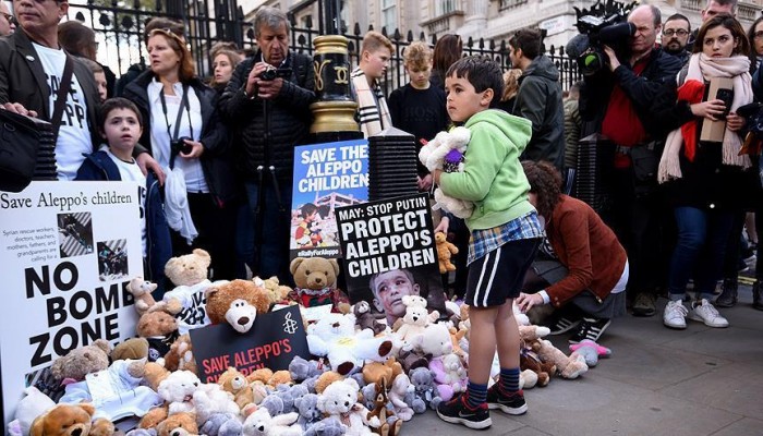 مظاهرة بلندن تنديدًا باعتداءات النظام السوري وروسيا على حلب