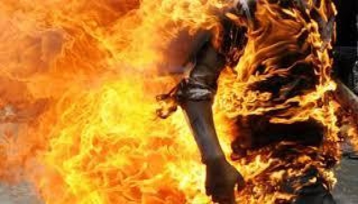 محتجز يشعل النار في نفسه داخل قسم شرطة بالإسكندرية