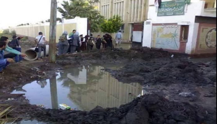 مياه الصرف الصحى تمنع الطلبة من الذهاب للمدرسة بمنية النصر بالدقهلية