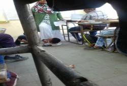 في واقعة مشينة: مدرسة تضع طالبا تحت قدميها.. ومطالبات بوقفها عن العمل