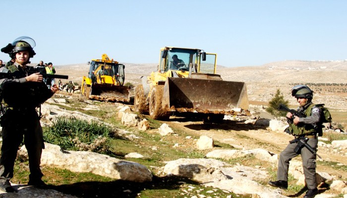 الاحتلال يتوغل بغزة ويقصف مراكب صيد