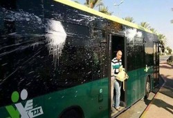 رشق حافلة صهيونية بالحجارة واعتقال شابّة بالقدس المحتلة