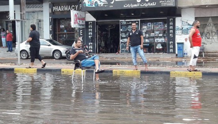 ساخراً من فشل الانقلاب: مواطن يصطاد بصنارة من مياه الأمطار بالغردقة