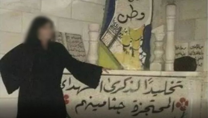 عاهرة صهيونية تلتقط صورا بجانب أضرحة شهداء بفلسطين