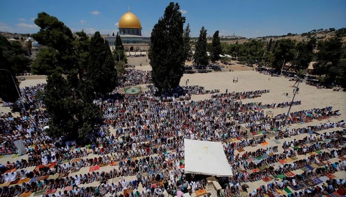 عشرات الآلاف يؤدون صلاة الجمعة بالأقصى