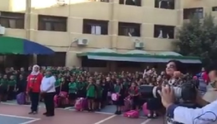 بالفيديو.. على خطى السيسي.. مديرة مدرسة تخترع هتاف جديد "عشان مصر"!!