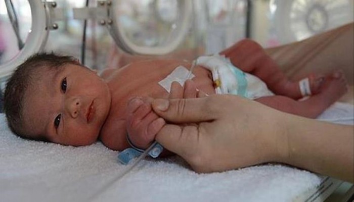 لماذا يجب على الأهل النوم قرب أطفالهم الرضع؟