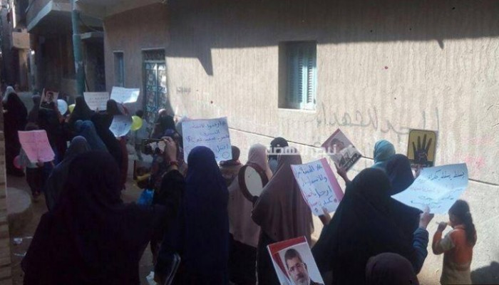 في مسيرة حاشدة.. حرائر كرداسة يرفعن لافتات: "حكم العسكر خرب البيت"