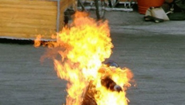 للمرة الثانية مواطن يحاول إشعال النار في نفسه أمام مديرية أمن الإسكندرية