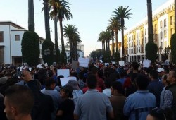 المغرب :احتجاجات عارمة والآلاف يشيعون "بائع سمك"