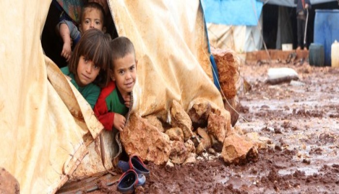 الأمطار تُغرق مخيمات السوريين الهاربين من قصف النظام وروسيا