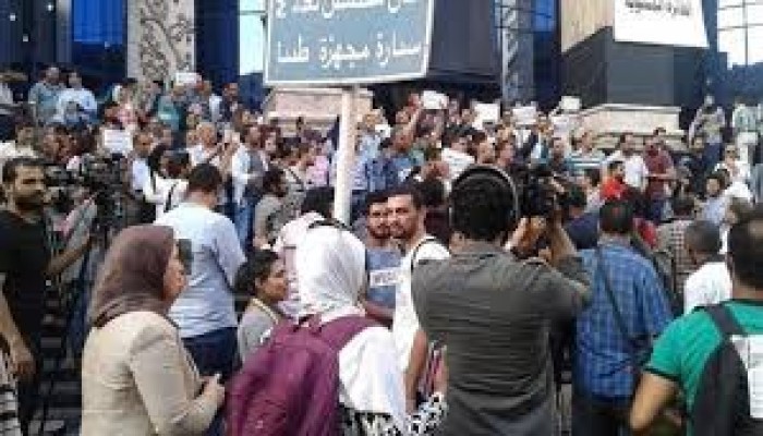 اعتصام 700 عامل بالحديد والصلب لتأخر مستحقاتهم