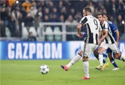 يوفنتوس يفشل في حسم تأهله بتعادل مخيب أمام ليون (فيديو)