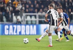 يوفنتوس يفشل في حسم تأهله بتعادل مخيب أمام ليون (فيديو)