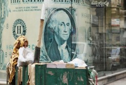 واشنطن بوست: تحرير سعر الصرف يرفع الأسعار ويشعل غضب الفقراء