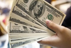 بعد تعويم الجنيه.. البنوك تمتنع عن بيع الدولار لعملائها وتقبل بالشراء