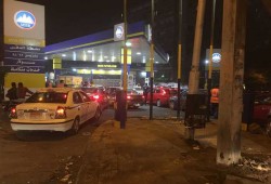 زحام أمام محطات البنزين بالقاهرة بعد أنباء عن زيادة أسعار المحروقات قبل منتصف ليل الخميس