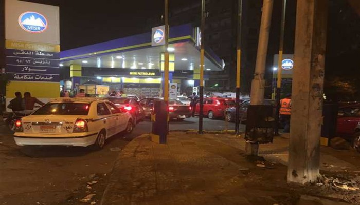 زحام أمام محطات البنزين بالقاهرة بعد أنباء عن زيادة أسعار المحروقات قبل منتصف ليل الخميس