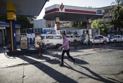 ازدحام ومشاجرات بمحطات الوقود بعد رفع أسعاره