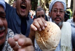 "المخابز" تهدد بالتصعيد وترفض تحمل زيادة "السولار"