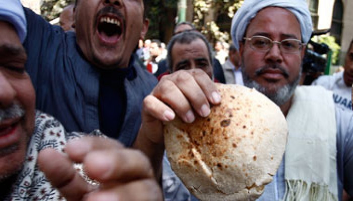 "المخابز" تهدد بالتصعيد وترفض تحمل زيادة "السولار"