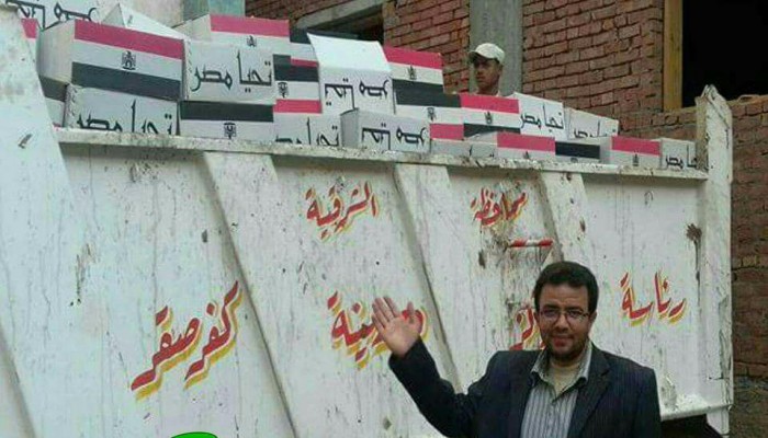 جيش الإنقلاب يواصل إهانة الشعب ويوزع السلع الغذائية داخل سيارات الزبالة بالشرقية