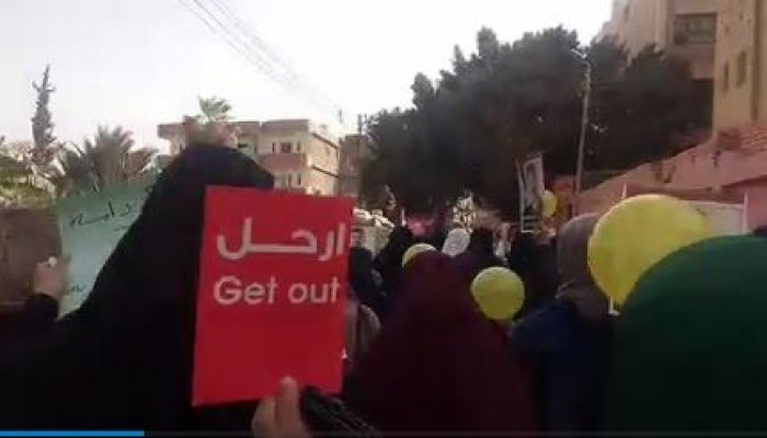 حرائر الجيزة ينتفضن بالكروت الحمراء رفضًا لحكم الفاشل