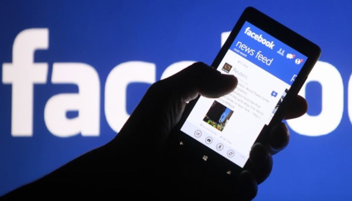 مليار شخص يستخدمون فيسبوك عبر الهواتف الذكية