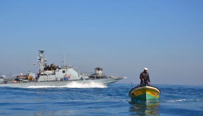 الجيش المصري يعتقل فلسطينيا في عرض البحر ويسلمه لإسرائيل