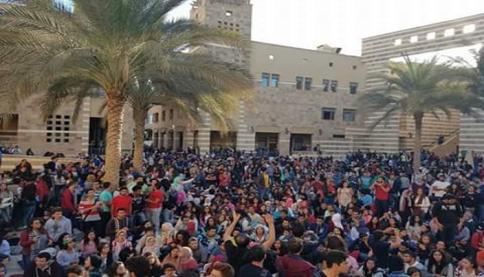 بعد ارتفاع سعر الدولار.. طلاب الجامعة الأمريكية يتظاهرون ضد زيادة المصروفات