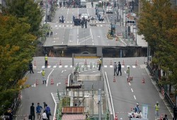 بالصور.. شارع ينشق إلى نصفين أمام المارة ويحدث فجوة عميقة