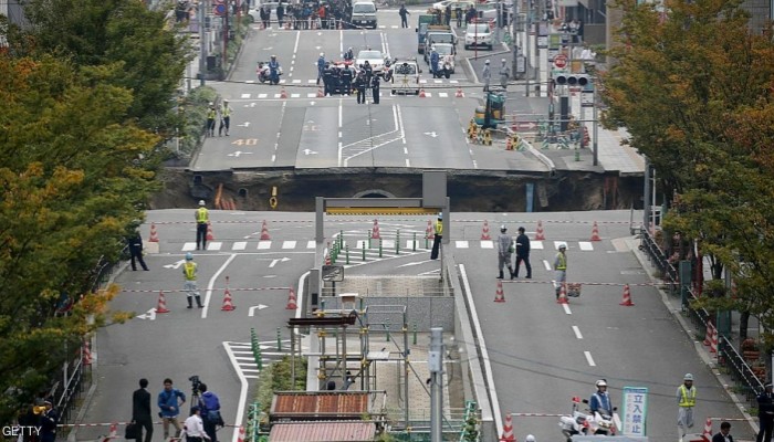 بالصور.. شارع ينشق إلى نصفين أمام المارة ويحدث فجوة عميقة