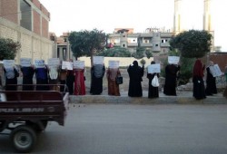 سلسلة بشرية لحركة "نساء ضد الانقلاب" بأبوحمص تمهيدا لحراك 11/11