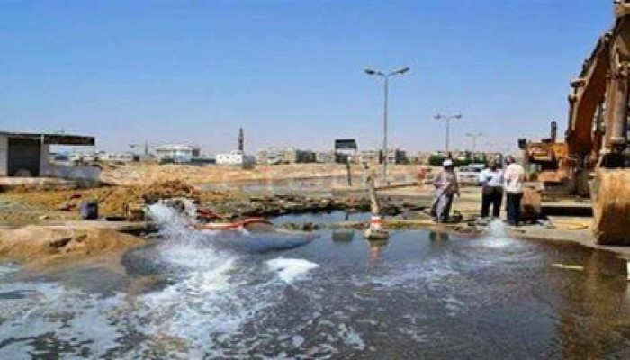 كسر خط مياه رئيسي يتسبب في انقطاعها عن 12 قرية بنجع حمادي