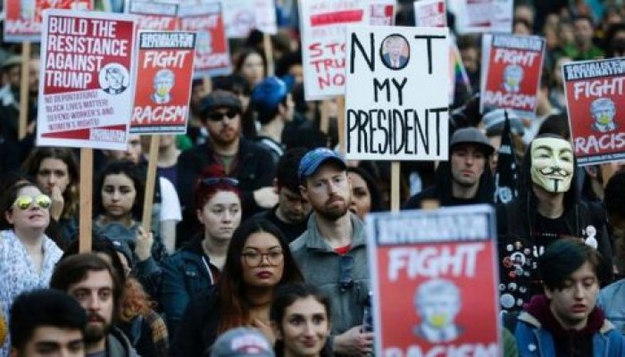 احتجاجات حاشدة تملأ شوارع أمريكا اعتراضا على انتخاب ترامب: ليس رئيسي!