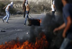 إصابات واعتقالات في مواجهات مع الاحتلال قرب "عوفر"