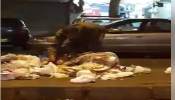 فيديو | مواطن مصري يأكل مباشرة من القمامة