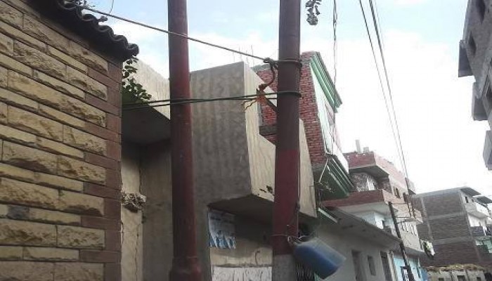أهالي بالشرقية يبلغون "الكهرباء" عن عمود إنارة آيل للسقوط.. شاهد ماذا فعلت!!