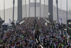 حشد ضخم في ماراثون بين أوروبا وآسيا من أجل"شهداء" انقلاب تركيا الفاشل