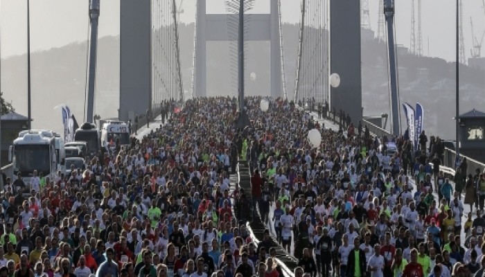 حشد ضخم في ماراثون بين أوروبا وآسيا من أجل"شهداء" انقلاب تركيا الفاشل