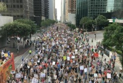 الاندبندنت: ترامب يواجه معارضة لم يسبق لها مثيل في تاريخ أمريكا