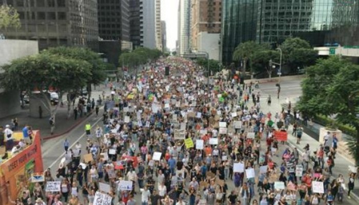 الاندبندنت: ترامب يواجه معارضة لم يسبق لها مثيل في تاريخ أمريكا